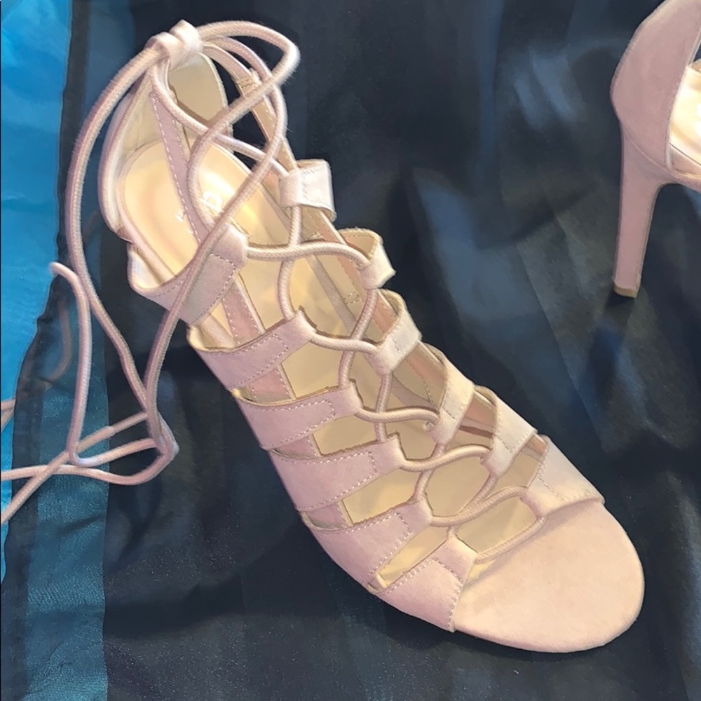 NY&CO 4inch Heels stays around ankle